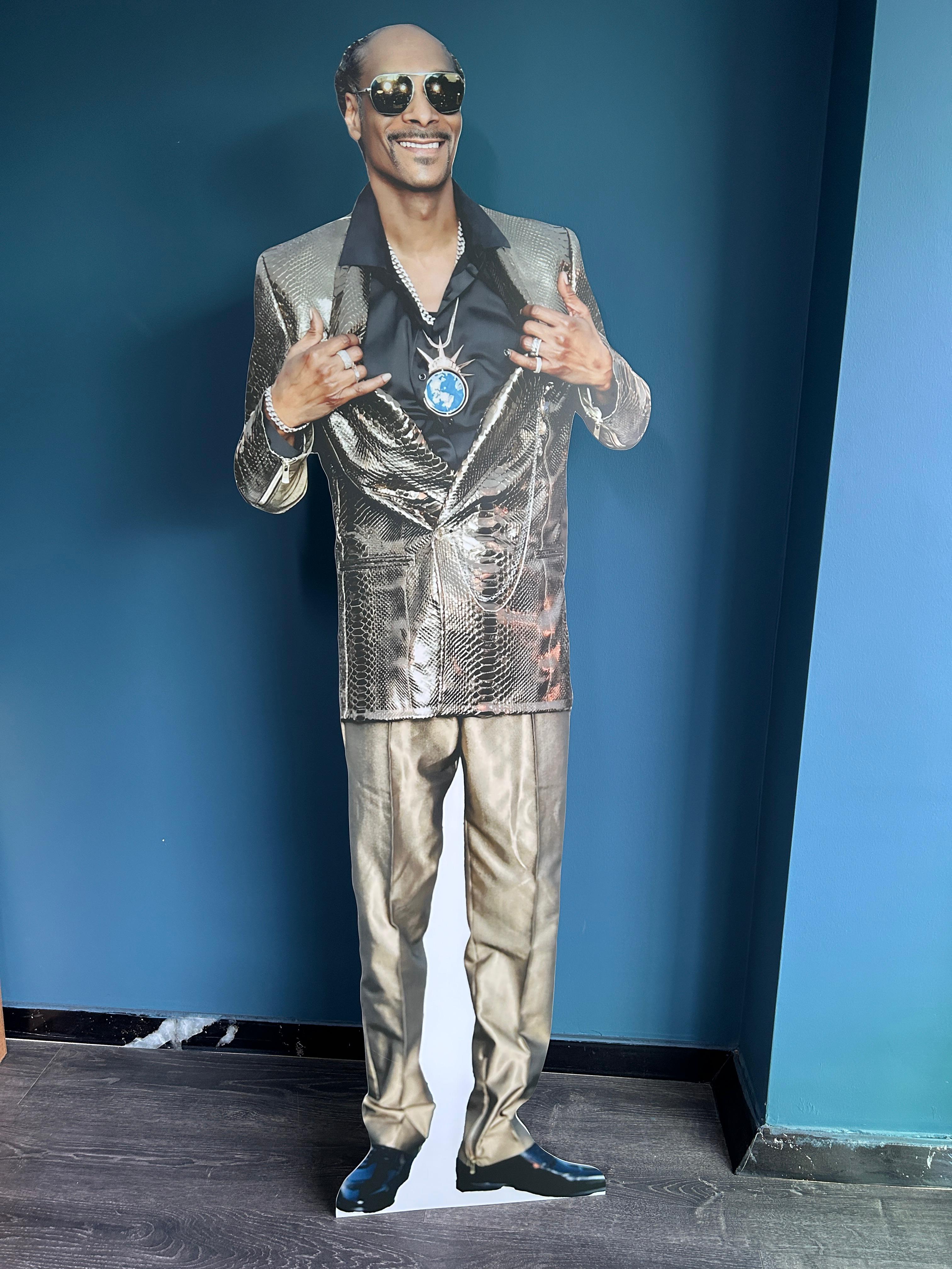 Figura de cartón de Snoop Dogg en tamaño real del rapero estadounidense Snoop Dogg con vestido dorado